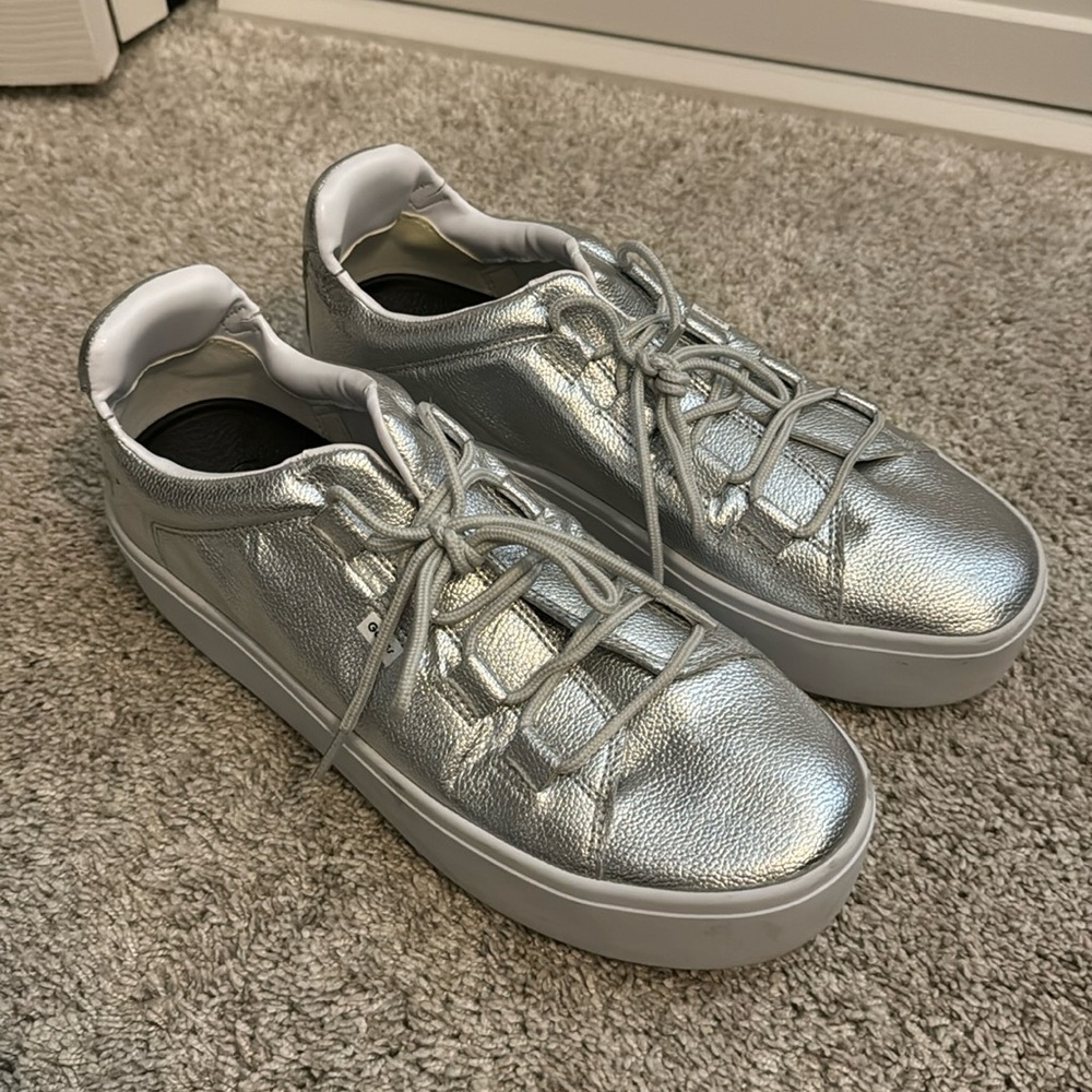 M - Silver Goats sneakers